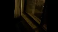 चलाएँ वास्तविक संख्या शो-ऑफ गैर-पेशेवर , विवाहित महिला, होटल की खिड़की के शीशे में फैलकर हस्तमैथुन करती है