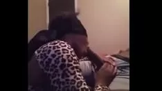 Oynat O emme ağzına yatar