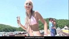 播放 在视频录制中玩得开心的裙子