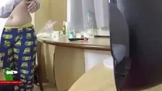Играть Футбольный матч против по телевизору и терпеть кошачью твердую пищу adr0546