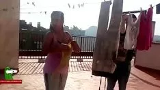 Abspielen Sie lehnen die tragende Kleidung auf der Terrasse und ficken so adr0351