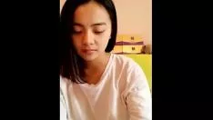 再生 彼女の滑らかな人格化を見ている青年アジアの青年