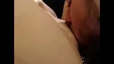Jouer Impressionnante étudiante a culminé sur un phallus ardent sur webcam
