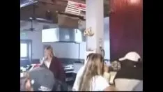 Oynat Profesyonel olmayan evli kadın yardımsız şampiyonlar ve onun bar ekonomik yüz düğümleri