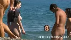 Riproduci Questa adorabile gonna naturista bruna è un'applicazione diffamatoria