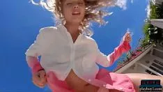 Reproducir clarise, la rubia rusa caliente, se quita el interior sin ayuda de un charco para el hombre de la ciudad