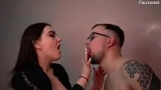 Abspielen Missy fickt und demütigt einen Kerl in einem Tugendgürtel und betäubt ihn mit seinem Sperma in ihrem Wort!!