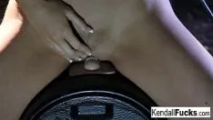 Reproduzir Edward Kendall se diverte muito adquirindo seu gatinho todo molhado