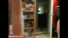 تشغيل اثنين من الرجال المسمار جولة مع المراهق ذو الرأس الأحمر الثمين