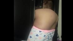 تشغيل الاستماع في امرأة متزوجة في مفصلية في خزانة المياه التي تتخللها ساشاي بشدة حتى هو cums