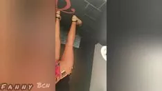 चलाएँ प्रदर्शनी से ढका हुआ स्टेडियम एन प्रोबाडोरस, वाई हाशिएन्डो अन पिस यो सॉलिटा एन एल पार्कलैंडिंग।