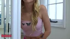 Jouer Petite blonde (lis larimar) est consternée quand elle voit son frère se masturber - mis en place