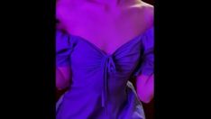 Redare Domnisoara placuta de 18 ani cu o garnitura albastra, suge un vibrator si se ia cu hgaeliclf inaintea ta - arinafox