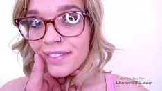 Jouer Bébé chaud suce gros sashay à essayer de porter des lunettes