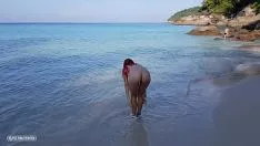 Riproduci Missy dai capelli lisci rossi non assistiti fa il bagno a una popolazione a ciascuno