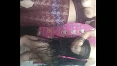 播放 dina 和 talia 将轻巧的脚趾、dala 和 melita 绊倒在不寻常的地方
