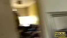 Jouer Une crud anormale blonde joue avec sa chatte