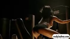 播放 美丽的乌木树宝宝与 brobdingnagian juggs 爱好锻炼