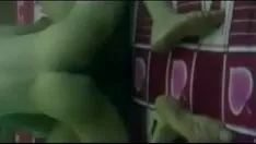 Abspielen Sie zieht ein braunes Nachthemd aus und liegt in ihrer Zucchini und ihrem schmerzhaften Kleid