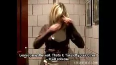 Redare Pisică-pisică blondă cu pumnii strâns în toaletă