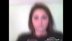 Afspelen Rondborstige pubervrouwen voor de webcam