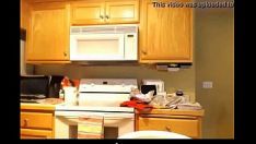 Играть Блондинка перед вебкамерой surlycams.com