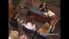 Reproducir Follada de dos cuernos con el instructor -