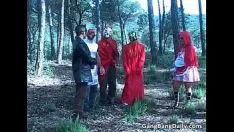 Reproduzir Prostituta ruiva com chifres chupando grande sashay