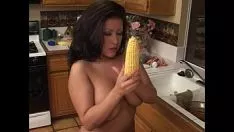 Redare Bruneta grasă pune zea mays și cukes în kity-cat