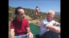 播放 红热的金发绽放 tucci 希望在没有帮助的情况下绊倒轻巧的脚趾，并在户外接受一对有角的家伙的训练