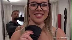 Reproducir Dulzura joven dolly consigue que su gatito se la follen
