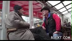 Reproducir Emocionante fulana se sube a una batea y lo seduce inteligentemente