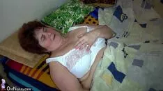 Oynat Oldnursemaid yaşlı şişman büyükanne ve değerli hanımefendi büyük tekrar yapay penis kullanın