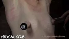 Jouer Toymissy est bâillonnée avec un 10-muller plein à son minou passionné