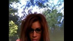 Jouer Une MILF chaude fait ce qu'elle fait déborder devant une caméra de télévision - jollymissybuncos.com