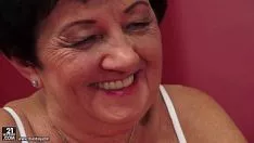 Reproduzir Nó de vovó com chifres derrota gatinho adolescente