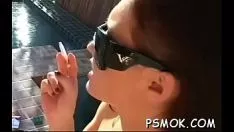 Reproduzir Bebê simpático com brobdingnagian rasgo definido para a câmera de televisão enquanto fuma