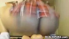 Afspelen Bosomy zwarte baby krijgt haar speeltje