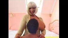 播放 热踩妈妈大奶乱搞