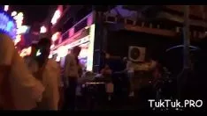 Redare Sunt interesați de jucării pentru copii cu un ciocănitor mare și dorește să stea pe el