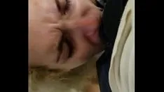 চালান টকটকে তরুণ কাম শূকর তার মুখ fucked আছে