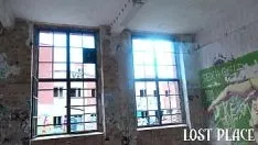 Oynat Yağmur altında derin oral seks ve terk edilmiş bir binada, kayıp bir yerde arkadaşımla sevişmek.