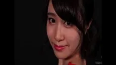 Putar Wanita cantik dengan payudara lucu dalam balutan pakaian merah seksi menggoda anda dengan pose nakal!