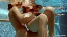 再生 屋内プールでは、2 人の美しい女の子が泳いでいます