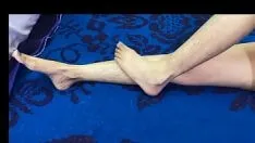 再生 継父は夜に彼女を性交することで処女の女の子のはためく猫をなだめます
