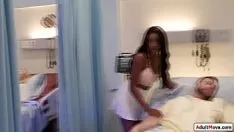 播放 病人看到他的黑人女友舔护士