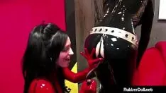 Riproduci Femdom tabby rubberizedolly scopata da boxed-in dolly nicci tristan!