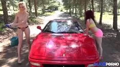 Odtwórz Pieprzy dwóch nudystów, którzy myją jego ferrari [nagranie z woskiem]