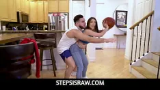 播放 Stepsisraw - 继妹紫罗兰色宝石非常性感，无法让继兄从她的脑海中消失