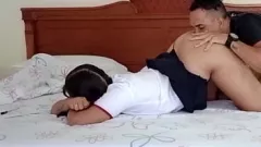 تشغيل لاتينا في سن المراهقة الفاتنة يعطي الخام غرفة نوم اللسان والحلق العميق